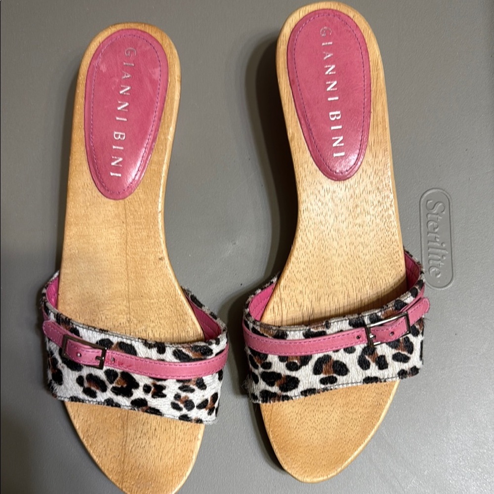 Gianni Bini Leopard Slide Sandals with pink details. Size 7.5